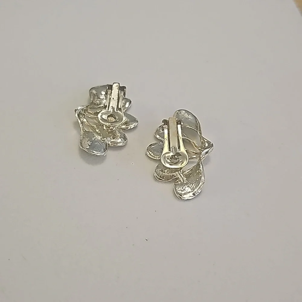 Vintage Dainty Green Enamel Floral Theme Clip On Earrings. - Picture 5 of 6